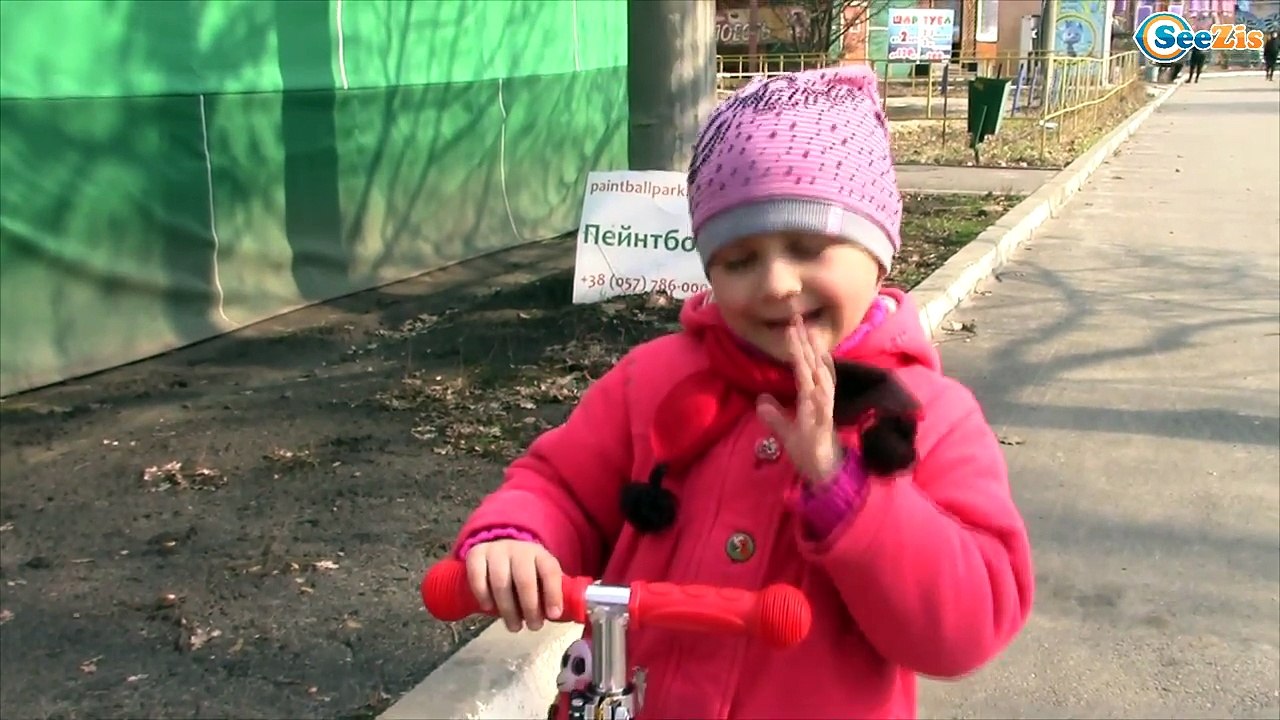 Хелло Китти и Ярослава на прогулке в парке. Тес...