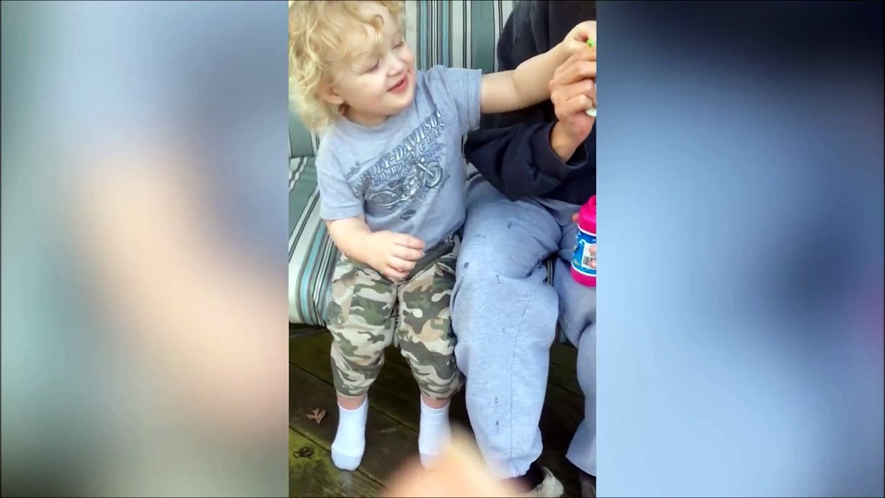 Ce bébé n'a pas la bonne technique pour faire des bulles...