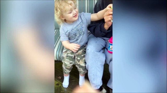 Ce bébé n'a pas la bonne technique pour faire des bulles...