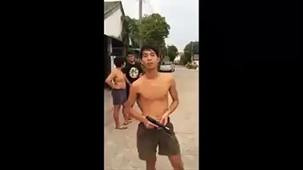 Trẻ trâu nghịch ngu, chơi bắn súng liên thanh...Và cái kết thật không thể tin nổi