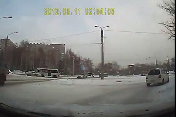 Автобус хотел проехать сквозь трамвай - ДТП в Барнауле 14.03.2015