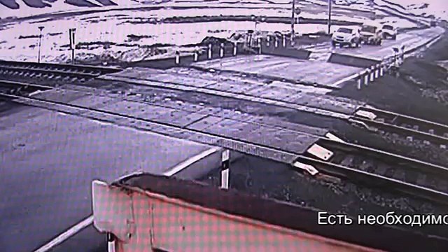 В Кувандыкском городском округе МАН пробивает шлагбаум и за секунду до поезда проезжает ж_д переезд