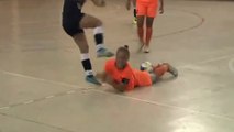 Cette joueuse de futsal donne un coup de pied dans la tête d'une joueuse de l'équipe adverse !