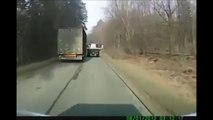 Un camion tente de doubler un tracteur et c'est le drame
