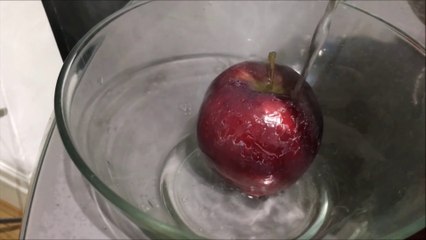 Il verse de l'eau chaude sur une pomme : regardez ce qu'il se passe!
