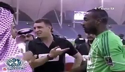 Il se fait couper les cheveux en plein match