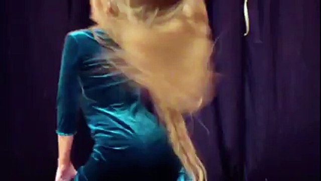 Kızın Uzun Saçları ile Yaptığı Performans Büyülüyor