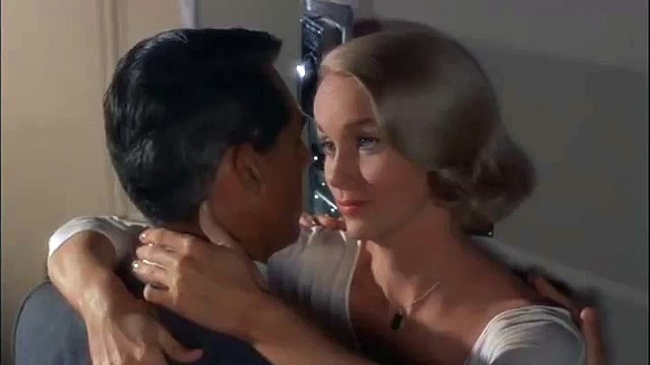 North By Northwest I Kiss at the train