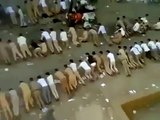 قناة عدن لايف- فيديو معلم يمني يضرب تلاميذه بطريقة مهينة