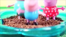Pig George da Família Peppa Pig Brincando na Piscina de Chocolate! Em Portugues KidsToys