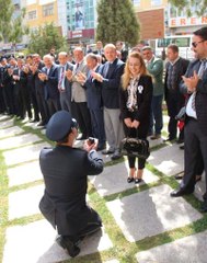 Polis Memuru, Törende Kız Arkadaşına Evlenme Teklif Etti