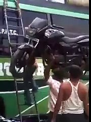 Погрузка мотоцикла по индийски, на голове.