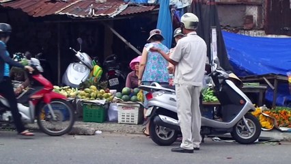 Vua con xuống đường ra chợ Kiểm tra giấy tờ xe máy