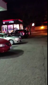 Des employés brisent les vitres d'un Burger King