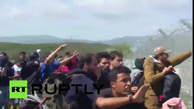 Refugees attempt to dismantle fence at Greek Idomeni camp, get teargassed