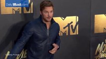 Chris Pratt poses on the red carpet at 2016 MTV Movie Awards