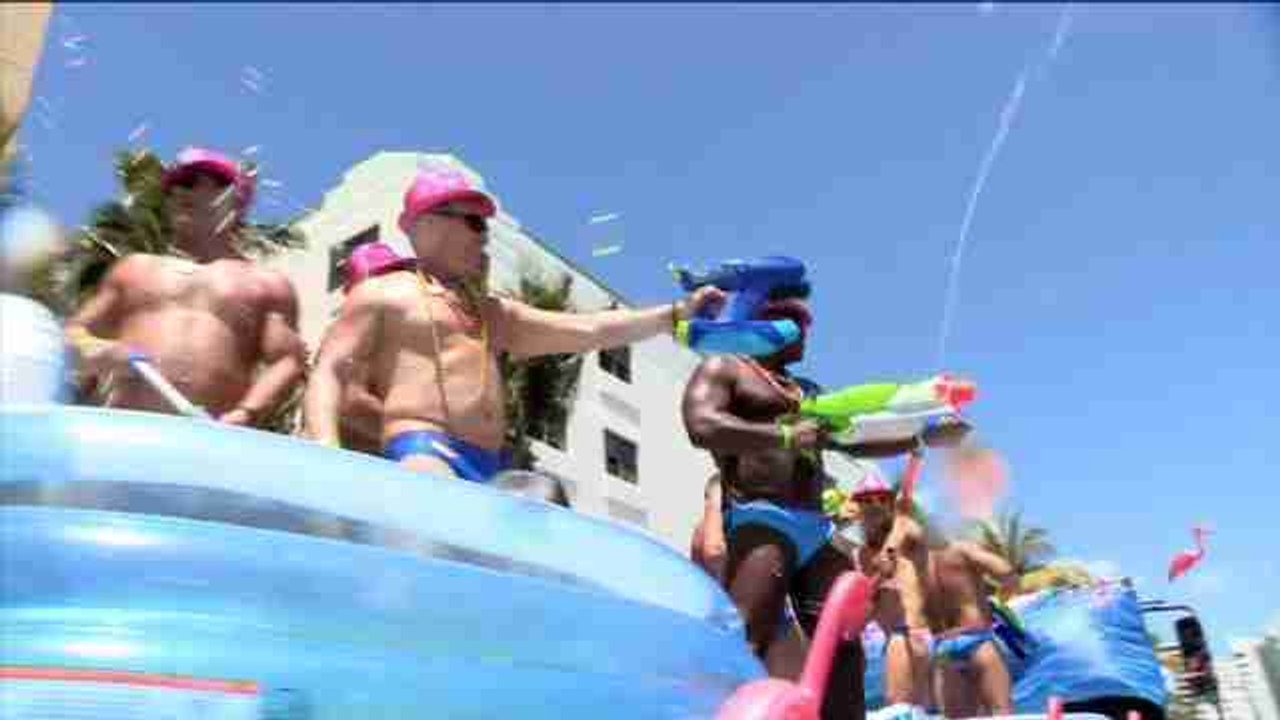 Miles de personas llevan el arco iris a la Marcha del Orgullo Gay de Miami Beach