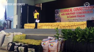 Korina Sanchez campaigns for Mar Roxas at DA-organized farmers forum in Leyte