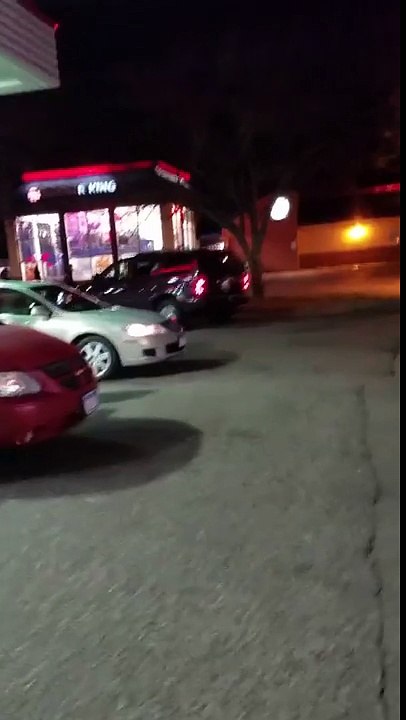 Empleados de Burger King rompen vidrios por amenaza de bomba