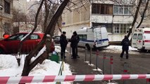 Полицейские и врачи «скорой» у дома на Дмитровском шоссе, где женщина с ребенком выбросилась из окна