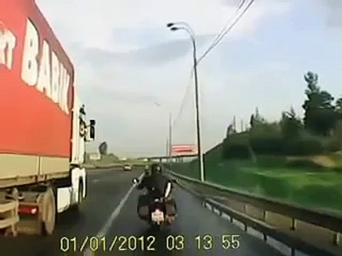 Мужик трахнул девку на ходу.