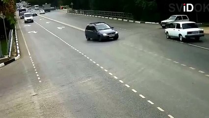 Мотоцикл уложил Ладу Калину на бок.