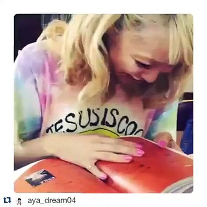 E-girls reading EXILE NAOTO's book