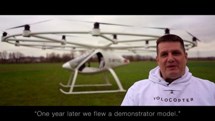 下载视频: Ce drone géant est piloté par une personne à l'intérieur ! Nouvel hélicoptère