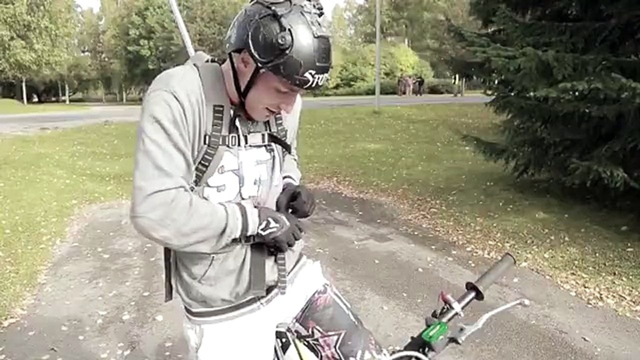 Езда мотоцикла по парапету моста.