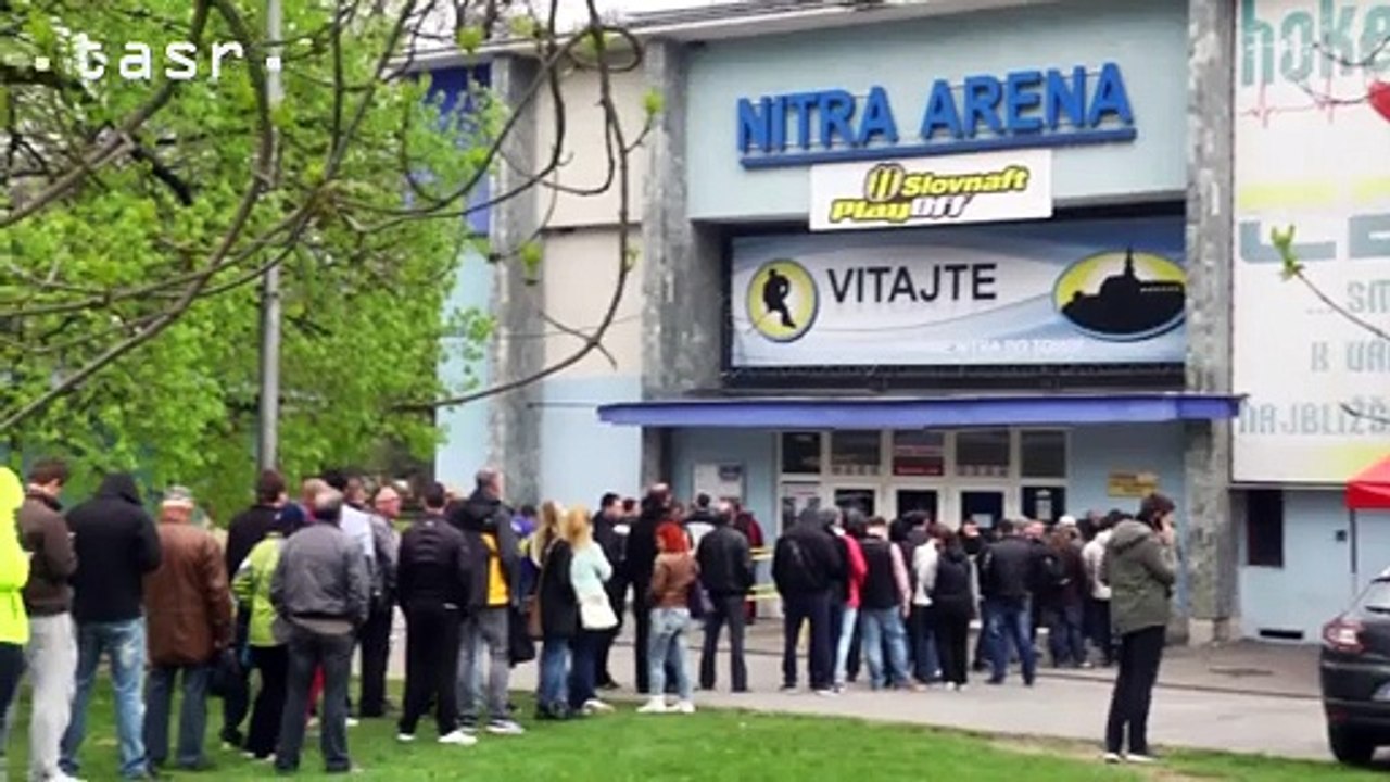 NITRA: Ľudia čakajú v rade na lístky na hokejové finále 