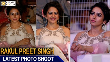 Rakul Preet Singh at Sarainodu Pre Release Function - Filmyfocus.com