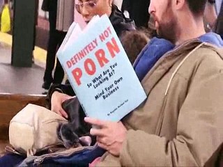 Il lit des livres trashs dans le métro pour voir la réaction des gens