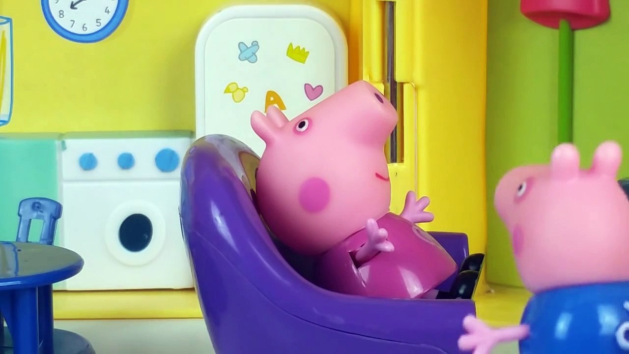 Pig George da Família Peppa Pig Nadando na Piscina de Espuma com a Peppa Em Portugues