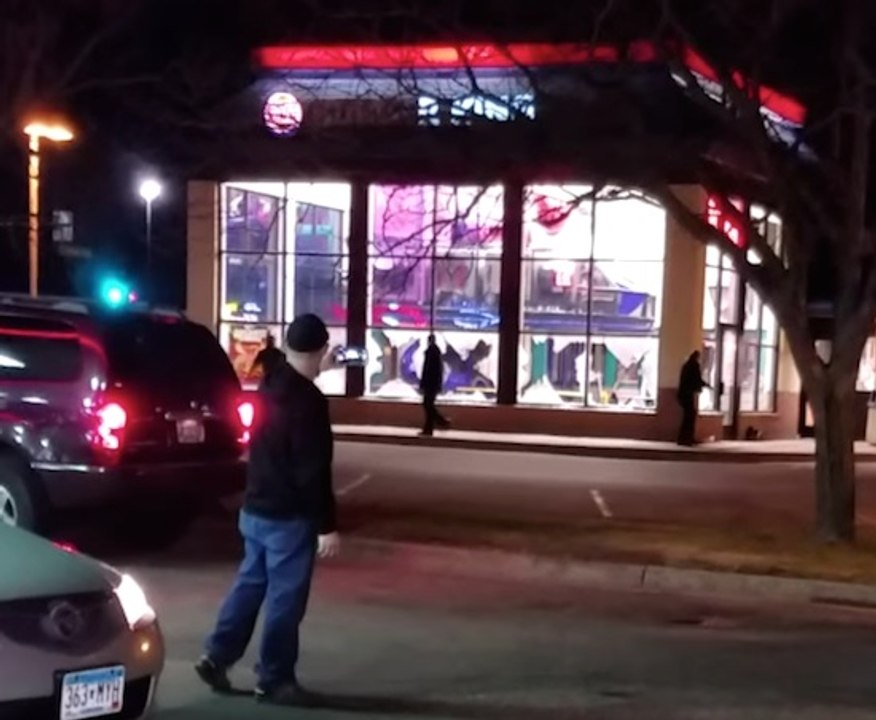 Les employés d'un Burger King brisent volontairement les vitres de leur restaurant