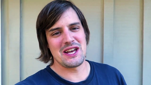 Il piège sa copine en lui collant les fesses sur la cuvette des toilettes !