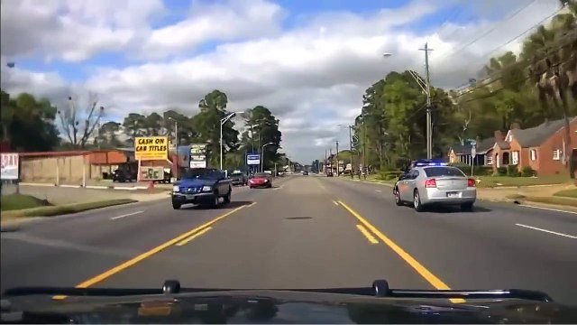 Полная версия- погоня в США за автомобилем Toyota Tundra.