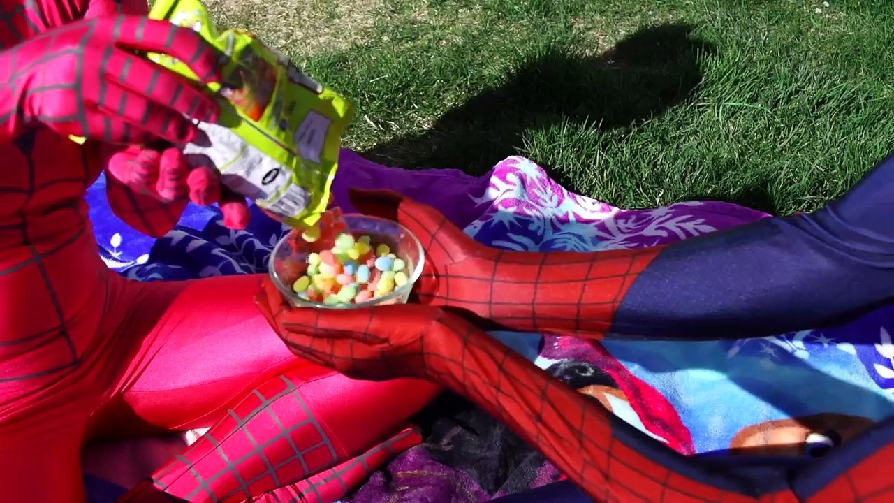 Pink Spidergirl Spiderman vs Gummy Joker Tongues! Superhero Fun in Real Life With Incredible Hulk