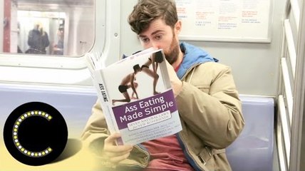 Il piège les gens dans le métro en lisant des livres pas vraiment tout public !