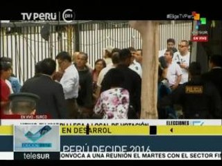 Perú: aspirantes presidenciales sufragan con boleta de "voto rápido"