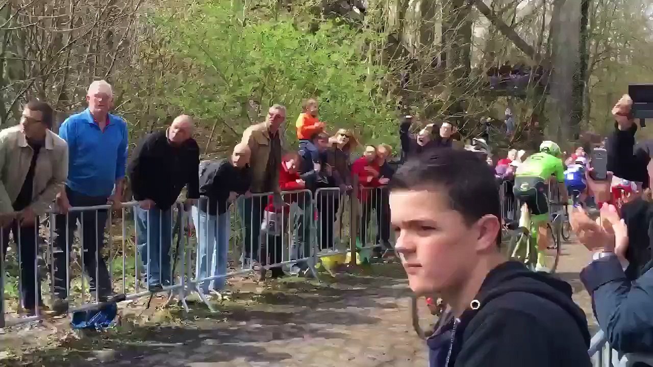 Enorme chute pendant le Paris-Roubaix, cycliste percuté par une moto