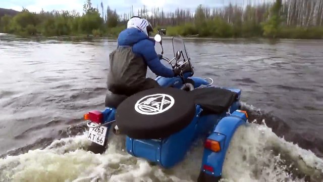 Переправа через реку на мотоциклах Урал. Мотоцикл