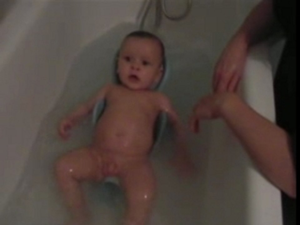 Bebe dans son bain