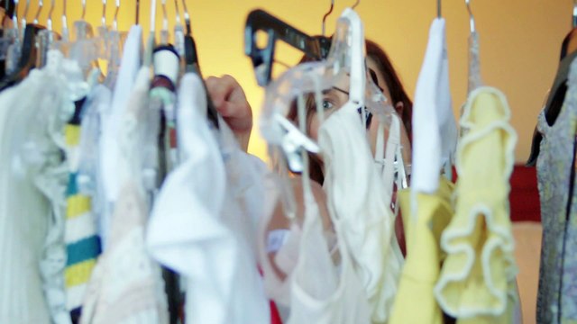 Emilia Clarke devient hystérique pour le Glamour anglais