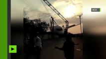 Une grue transportant un avion s’effondre d'un coup en Inde