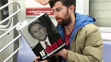 Il lit des livres aux titres scadaleux ou ridicules dans le métro