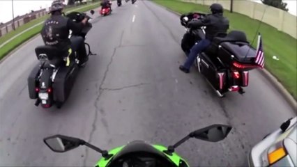 Un petit malin tente de forcer le passage d'un cortège de motards,Regardez comment cela va se terminer...