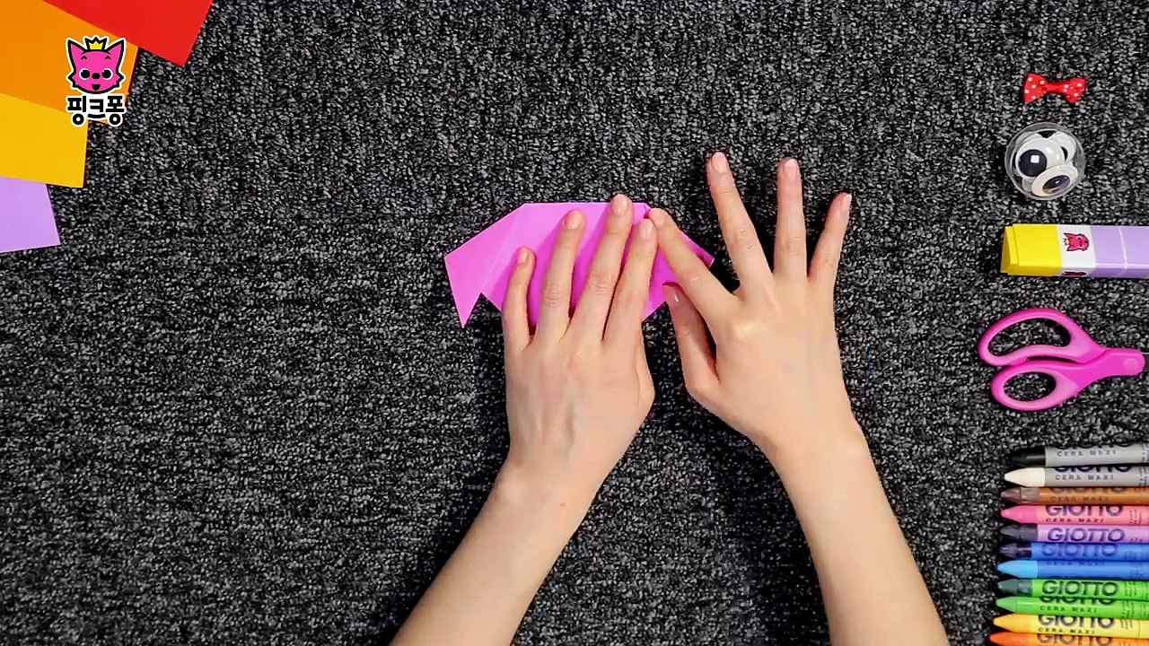 꿀꿀 돼지의 꼬리 찾기 | 색종이로 돼지를 만들고 동물 동요에 맞춰 함께 놀아요 | 핑크퐁! 종이접기 | 핑크퐁! 인기동요