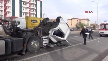 Aksaray Seyir Halindeki Tır?ın Açılan Dorsesi Üst Geçide Çarptı