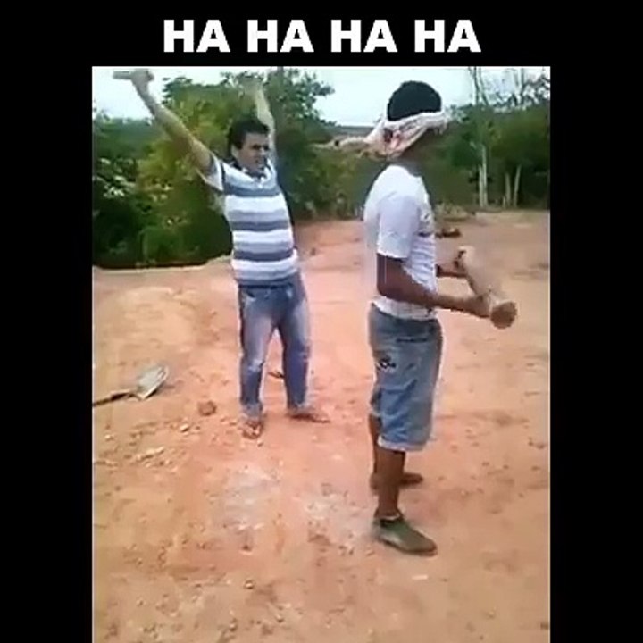 Blague de la pelle... Des potes bien vicieux