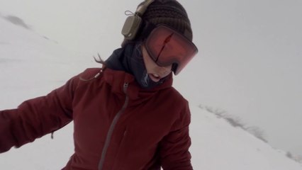 Poursuivie par un Ours en Snowboard sans le savoir !